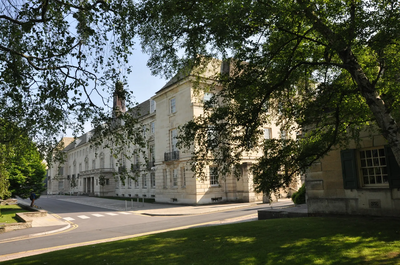 Image courtesy of Robert Cutts (pandrcutts) at https://flickr.com/photos/21678559@N06/26911210273 County Hall, Trowbridge